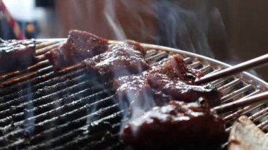 Kömürde ızgara Wagyu Bifteği Kore barbekü buharlı dumanlı lezzetli