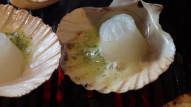 Kore BBQ 'da kömür ateşinde kabuklu ızgara scallop.