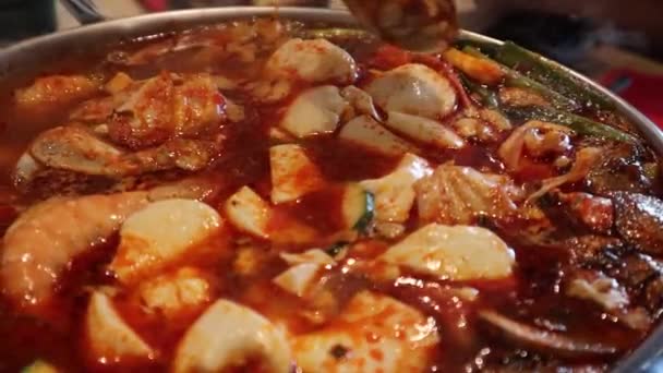 Estofado Mariscos Picante Coreano Con Tofu Rojo Caliente Picante Vapor — Vídeo de stock