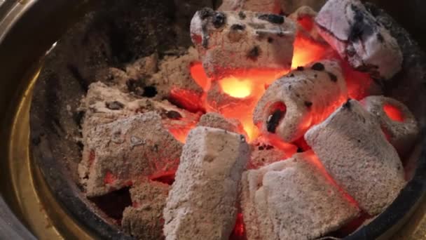 Houtskool Branden Vlammen Wit Gekleurde Barbecue — Stockvideo