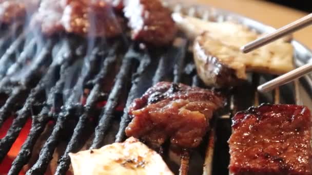 Gegrilltes Wagyu Steak Auf Holzkohle Beim Koreanischen Bbq Steamy Smokey — Stockvideo