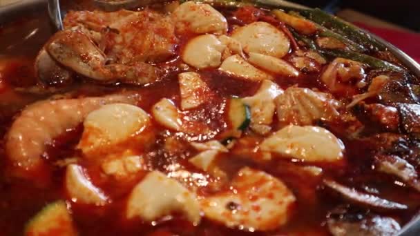 豆腐レッドホットとスパイシーで蒸し暖かい韓国のスパイシーなシーフードシチュー — ストック動画