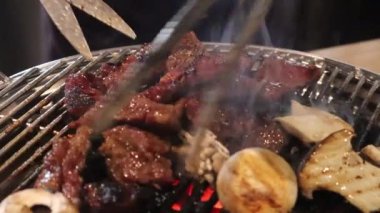 Kömürde ızgara Wagyu Bifteği Kore barbekü buharlı dumanlı lezzetli