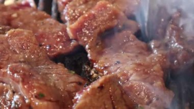 Kömürde ızgara Wagyu Bifteği Kore barbekü buharlı dumanlı lezzetli