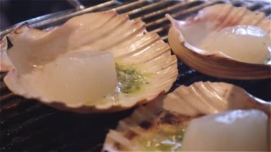 Kore BBQ 'da kömür ateşinde kabuklu ızgara scallop.