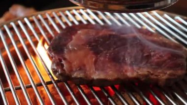 Kömürde ızgara Wagyu Bifteği Kore barbekü buharlı dumanlı lezzetli