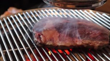 Kömürde ızgara Wagyu Bifteği Kore barbekü buharlı dumanlı lezzetli