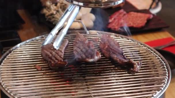 Grillowany Stek Wagyu Węgiel Drzewny Koreańskim Grillu Steamy Smokey Delicious — Wideo stockowe