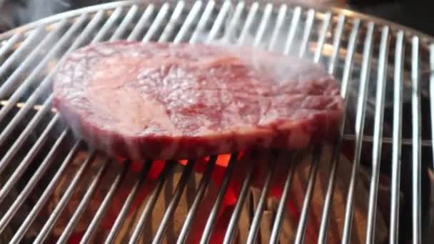 Grilovaný Steak Wagyu Dřevěném Uhlí Korejském Bbq Páře Smokey Delicious — Stock video