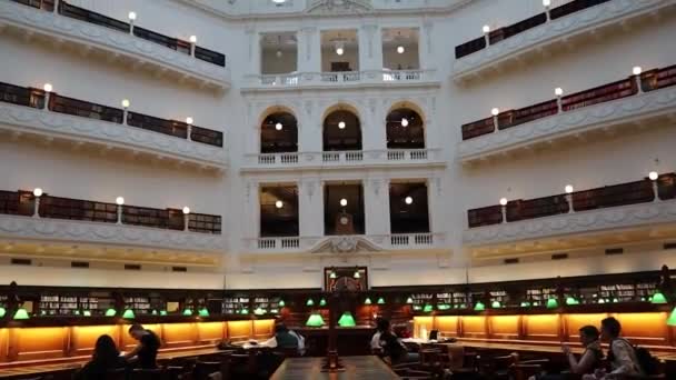 维多利亚州立图书馆澳大利亚圆柱形场景电影设置慢动作照明 — 图库视频影像