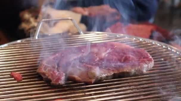 Ψητό Wagyu Steak Κάρβουνο Στο Κορεάτικο Bbq Steamy Smokey Delicious — Αρχείο Βίντεο