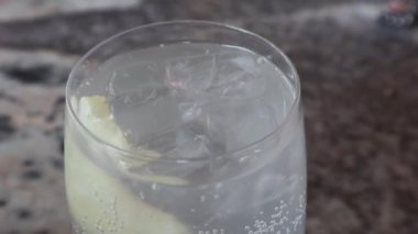 Limonlu köpüklü köpüklü soda, cam bir ön cam şişede servis edilen soda.
