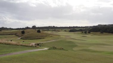 Golf sahası manzarası ay ağaçları çimenler yeşil gökyüzü kulüp binası üst sınıf