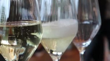 Üç bardak beyaz şarap köpüklü köpüklü Avustralya restoranında altın şanzıman şarabı.