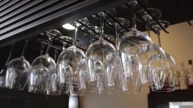 Bar restoranındaki bir otelde asılı duran cam bardaklar.