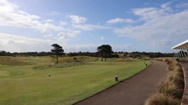 Golf sahası manzarası ay ağaçları çimenler yeşil gökyüzü kulüp binası üst sınıf