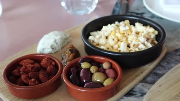 Aptitretare Förrätter Bröd Oliver Och Smör Popcorn Serveras Fin Restaurang — Stockvideo