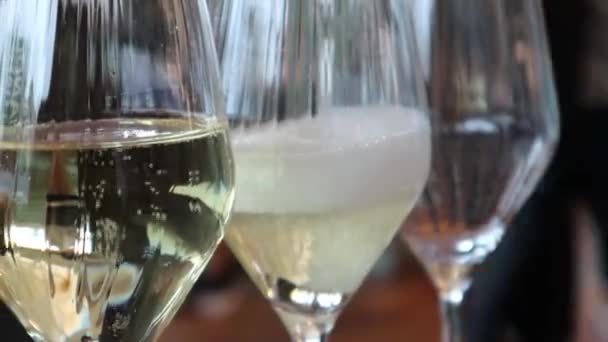 Белое Вино Наливая Три Стакана Игристого Газированного Напитка Золотой Винодельни — стоковое видео