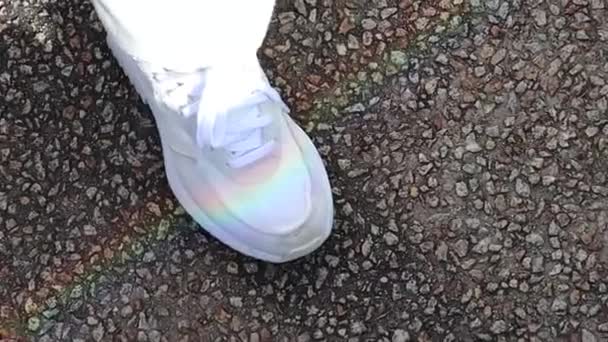 Mini Miniatuur Regenboog Schijnt Een Witte Sneaker Grond Vrolijk Hoopvol — Stockvideo