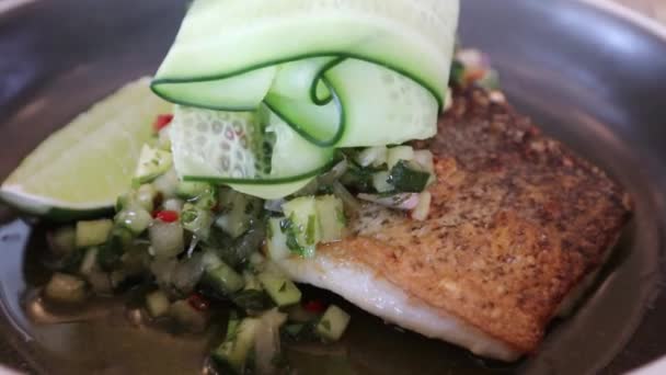 Izgara Izgara Balık Kralbalığı Salatalıkla Süslenmiş Güzel Bir Lokantada Iştah — Stok video