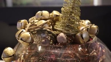 Bir restoranda Noel Ağacı Dekorasyonu.