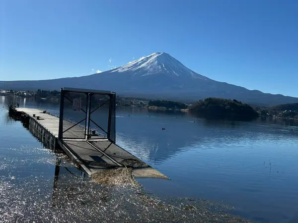 Arka planda Fuji Dağı olan tekne iskelesi.