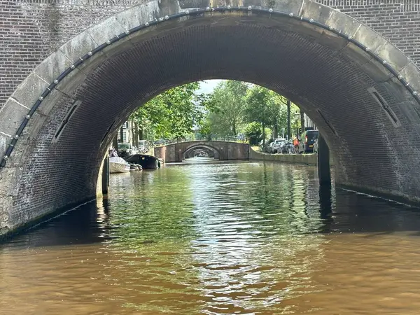 Amsterdam 'da kanalda yedi köprü