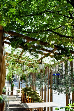 Şehir bahçesindeki yazlık kafe.