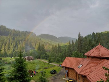 Bir dağ köyü olan güzel bir manzara.
