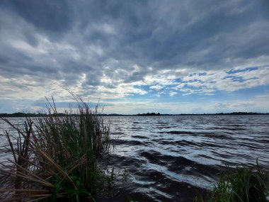 Nehir ve gölü olan güzel bir manzara.