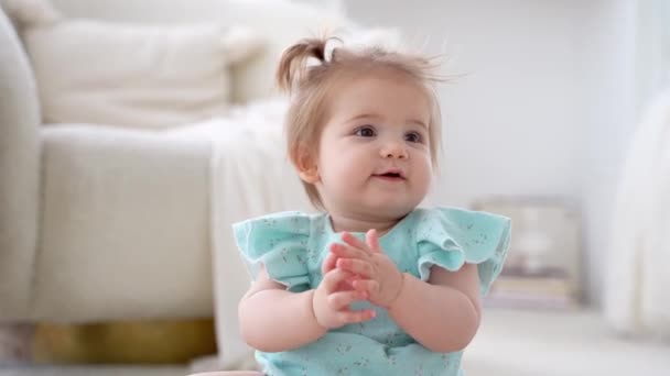 Bonito Bebê Menina Está Sentado Quarto Acolhedor Brilhante Chão Sorrindo — Vídeo de Stock