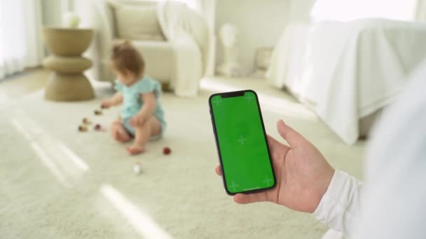 Νεαρή Μαμά Ψώνια Απευθείας Σύνδεση Στην Ιστοσελίδα Χρησιμοποιώντας Smartphone Πράσινη — Αρχείο Βίντεο