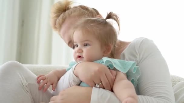 Madre Abrazar Niña Casa Amor Familiar Dormitorio Feliz Vida Infantil — Vídeos de Stock