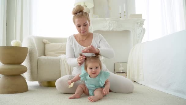 Mãe Pentear Cabelo Sua Menina Trançar Caudas Filha Múmia Desfrutando — Vídeo de Stock