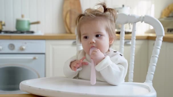 Gyermek Kislány Nyalogatja Műanyag Kanál Miközben Vár Anya Főzés Ebéd — Stock videók