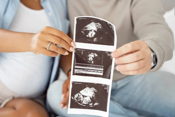 Primer Plano Disparó Una Pareja Embarazada Multiétnica Demostrando Una Foto —  Fotos de Stock