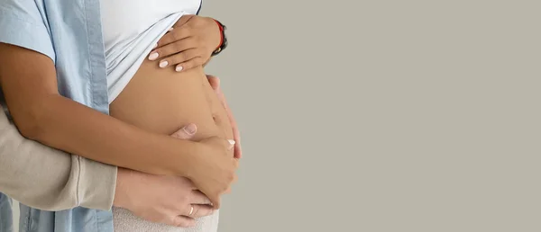 Hombre Blanco Tocando Vientre Esposa Negra Embarazada Mujer Embarazada Marido —  Fotos de Stock