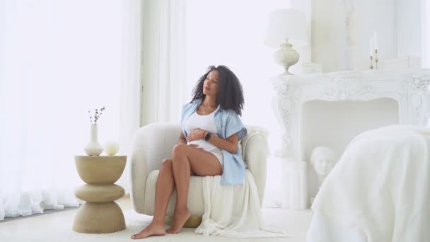 Здоровая Беременность Черная Привлекательная Беременная Женщина Белой Спальне Большими Окнами — стоковое видео
