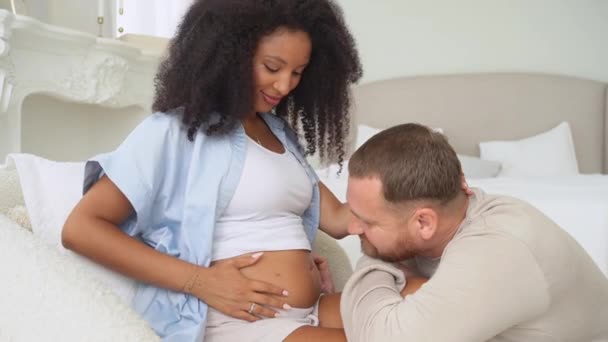 Beyaz Adam Hamile Siyah Karısının Karnına Dokunuyor Hamile Kadın Sevgi — Stok video
