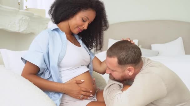 Beyaz Adam Hamile Siyah Karısının Karnına Dokunuyor Hamilelik Sevgili Koca — Stok video
