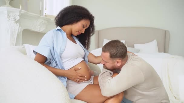 Pregnant Couple Home Spending Time Together Dreaming Future — Stock Video