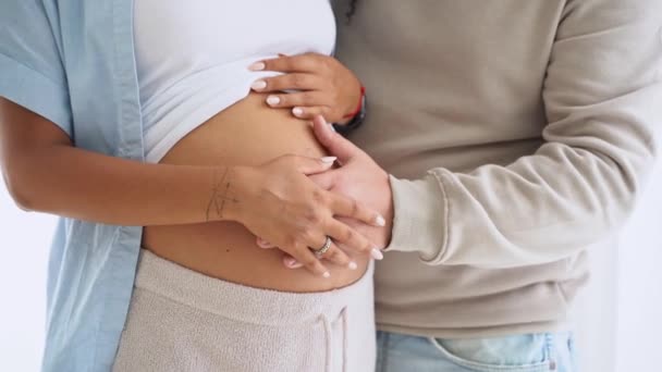Großaufnahme Paar Erwartet Ein Baby Während Ehemann Streichelt Den Bauch — Stockvideo