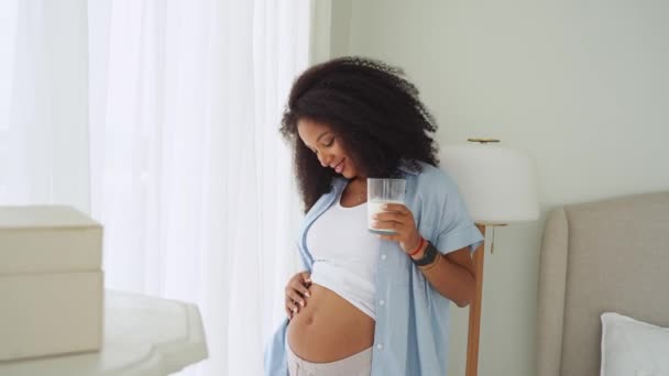 Mujer Joven Embarazada Bebiendo Vaso Leche Casa Con Ropa Casual — Vídeo de stock