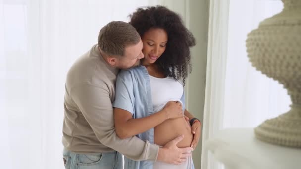 Beyaz Adam Hamile Siyah Karısının Karnına Dokunuyor Hamile Kadın Sevgi — Stok video