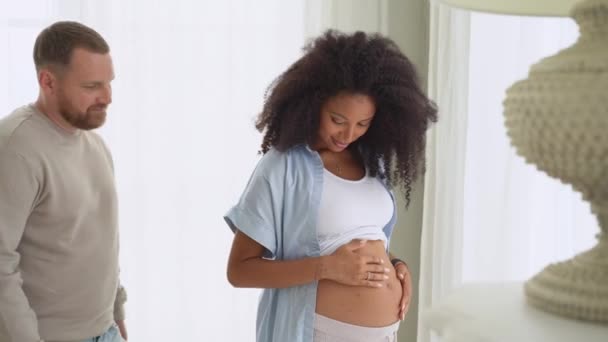Hombre Blanco Tocando Vientre Esposa Negra Embarazada Mujer Embarazada Marido — Vídeo de stock