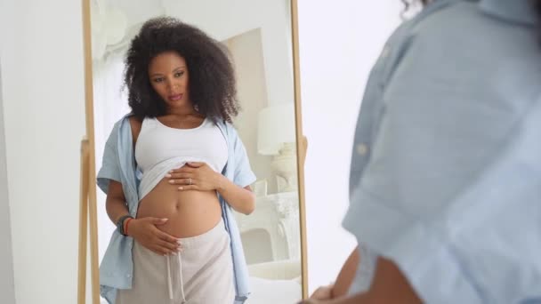 행복하지 임산부 거울을 체형의 변화를 — 비디오