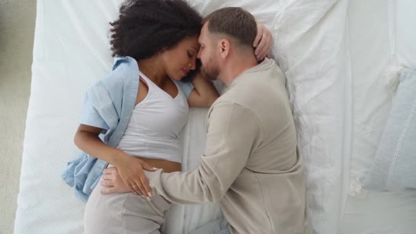 Top Melihat Pasangan Hamil Berbaring Tempat Tidur Bersama Sama Menunggu — Stok Video