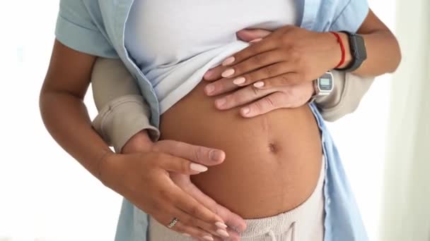 Weißer Mann Berührt Bauch Seiner Schwangeren Schwarzen Frau Schwangere Frau — Stockvideo