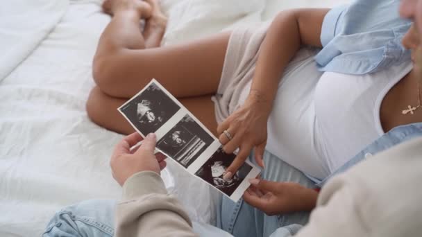 Schwangere Paare Mit Mehreren Rassen Betrachten Ultraschallbilder Hause Großaufnahme Glücklich — Stockvideo