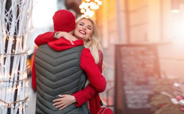 Mutlu kız arkadaş, sevgilisini Noel 'de kucaklıyor. Birlikte zaman geçirmek. Romantik, sevgi dolu aile ve karşılama konsepti Yeni Yıl Kışı